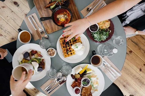 「苦手なものはない？」と食の好みを確認しながら一緒にメニューを決める
