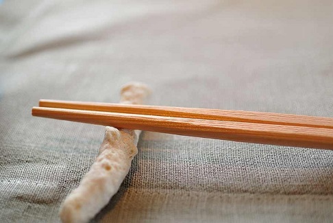 箸を持つ時・置く時は、両手を使うと丁寧な印象に