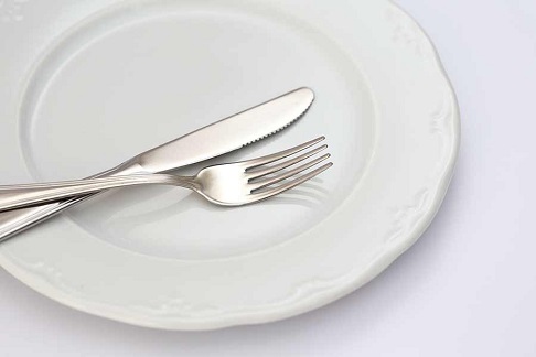 料理を残すときはきれいにまとめ、カトラリーで隠す