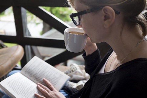 月曜日：カフェで読書