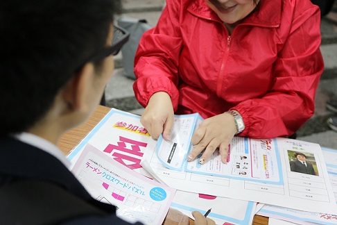 参加者アルバムの受付を済ませ、写真を撮ります