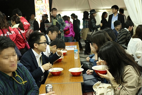 目の前の女性2人組と会話を始めます