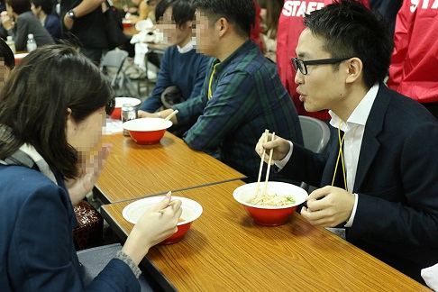 ラーメン伸びても、会話を伸ばすな