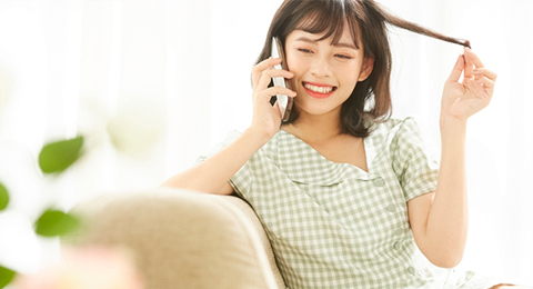 電話をかける女性