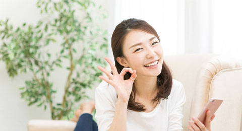 初デートOKのポーズをしている女性
