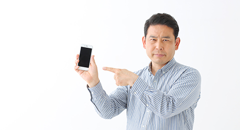 マッチングアプリでメッセージの返信がなく悩む男性