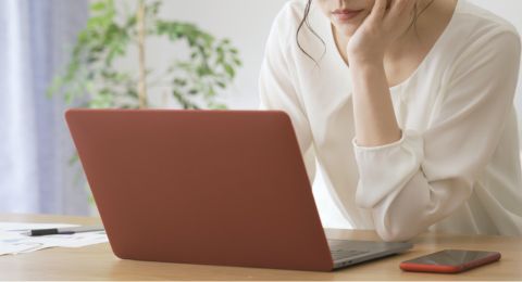 マッチングアプリで活動する40代女性