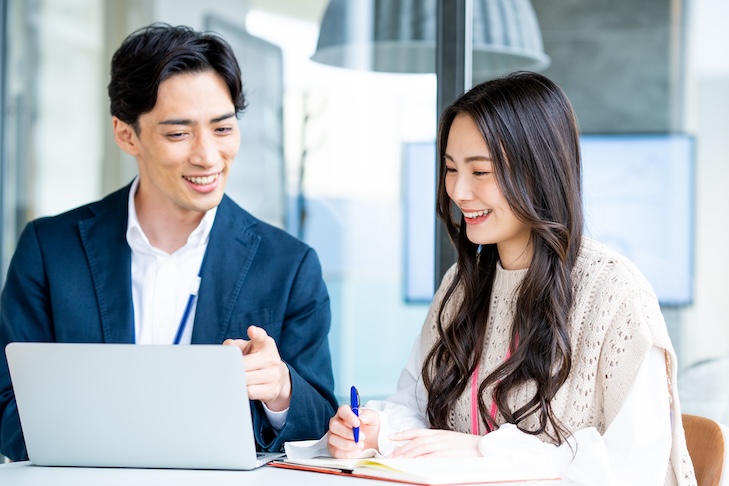 職場で会話する男女