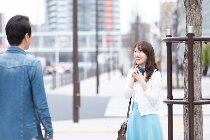 初めて合う男女