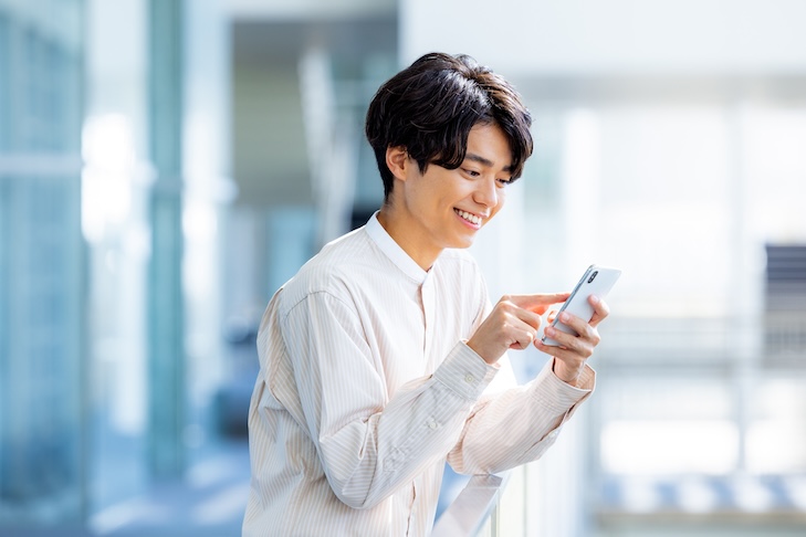 スマホで恋活アプリを使う男性