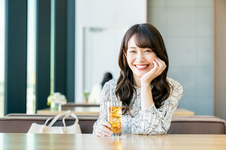カフェで笑顔の女性