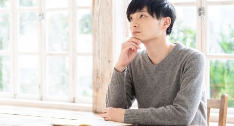 悩む男性